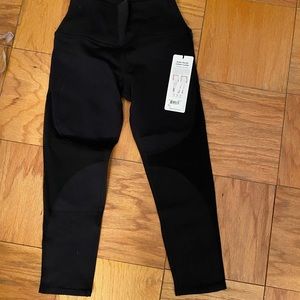 All yoga workout cropped leggings mesh on side. Tag came off but never worn